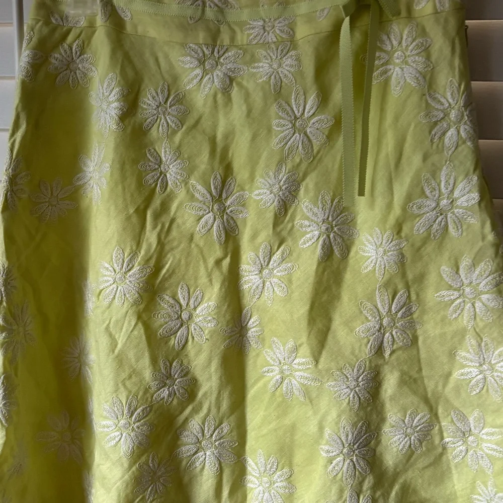 Ann Taylor Light Green A-Line Linen Skirt with White Floral Embroidery SZ 2P